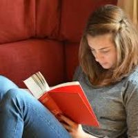 señorita cristiana leyendo libro