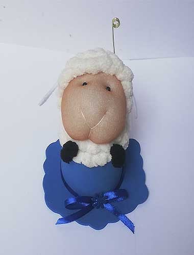Adorno de escritorio - Ovejita con base azul